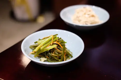 ▲「川生渝味」也有多口味的湯麵、拌麵，以及多樣化的爽口小菜。（圖／記者葉盛耀攝）