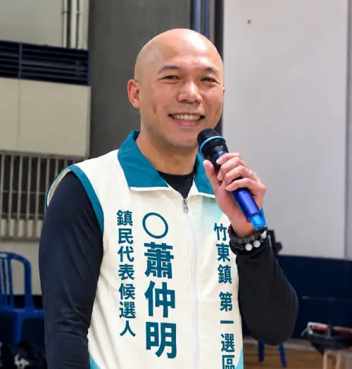 ▲新竹縣竹東鎮鎮民代表候選人蕭仲明近期爆紅，被指外型神似閃身步教授趙鐵春。（圖／蕭仲明臉書）