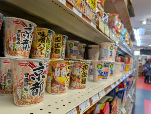 ▲不少民眾出國旅遊都會買泡麵、零食，但可能內含肉塊等問題，如違規攜帶最重開罰新台幣100萬元。（圖／取自unsplash）