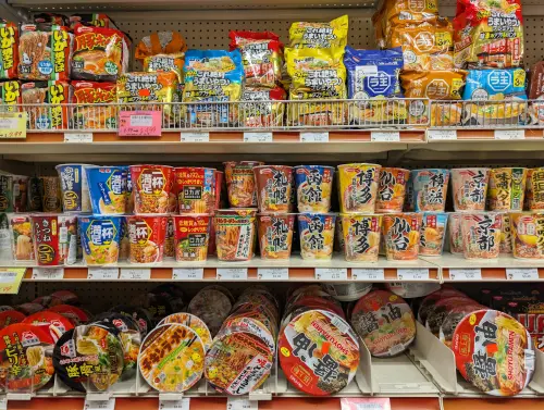 出國泡麵、零食別亂買！地勤揭「4類伴手禮」很危險　違規罰100萬