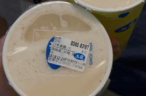 ▲近期50嵐「四季拿鐵換蜂蜜」突然爆紅，讓店員感到疑惑，崩潰表示一次得泡12杯，讓他忙到懷疑人生。（圖／翻攝Threads）