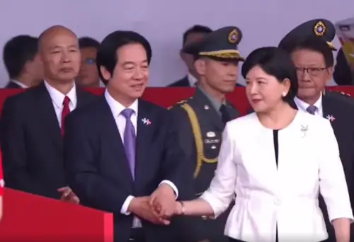 這一幕甜翻！賴清德與夫人「青梅CP」國慶放閃　民眾喊：嫁對人了