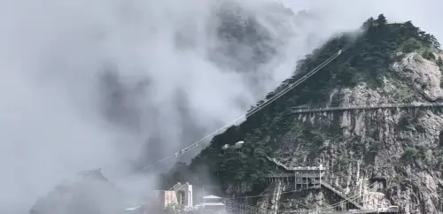▲安徽「雲端天梯」爆紅！懸空620階、落差365公尺（圖／截自官網抖音）