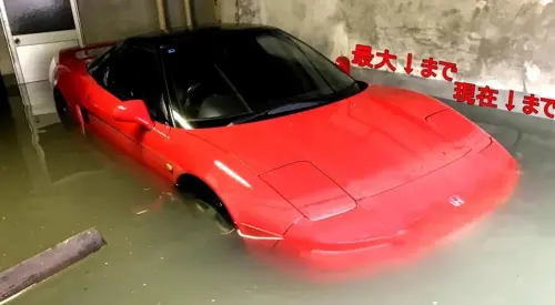 泡水「廢鐵」竟賣814萬日圓！93輪激烈競標　買家搶「傳奇跑車」