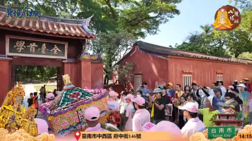 ▲山邊媽祖神轎隊伍率領群眾衝進「全臺首學」台南孔廟，隨即在社群上引發各界撻伐。（圖／翻攝自苗栗後龍山邊媽祖）