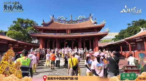 ▲神轎直闖孔廟「大成殿」前方停轎，大批信眾衝向前拍照朝聖，山邊媽祖宮董監事對此深深致歉。（圖／翻攝自苗栗後龍山邊媽祖）