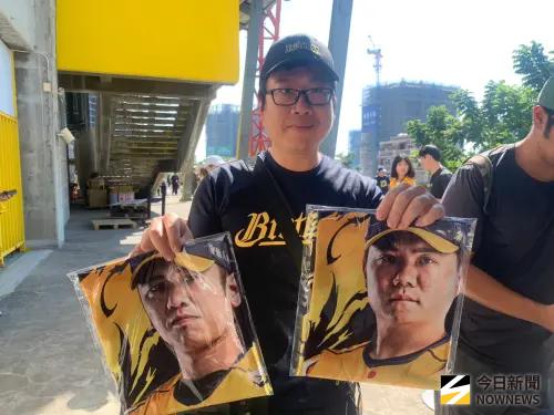 ▲季後挑戰賽G3，象迷洪先生一進場就前往商品部購買江坤宇、王威晨應援毛巾。（圖／記者陳柏翰攝,2026.10.11）