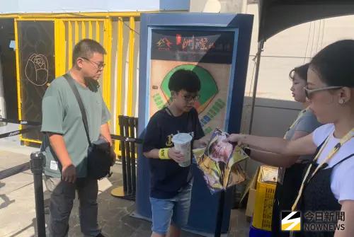 ▲季後挑戰賽G3，象迷一入場就前往商品部，購買王威晨、江坤宇應援毛巾。（圖／記者陳柏翰攝,2026.10.11）