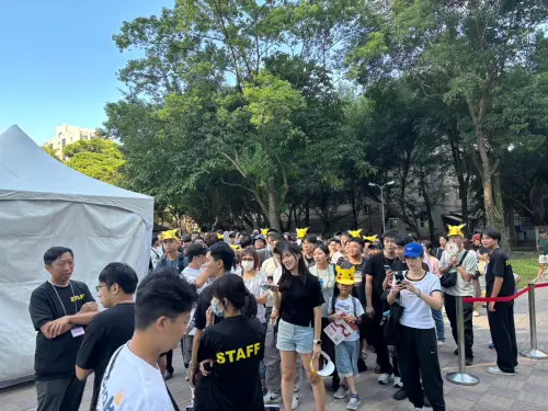 ▲許多寶可夢粉絲跟在工作人員後方，形成一條長長的人龍。（圖／記者張志浩攝）