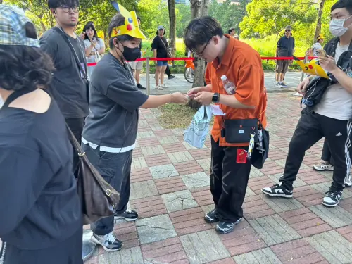 ▲經過工作人員重新整隊後，終於開始發放寶可夢透卡。（圖／記者張志浩攝）