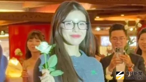 李多慧驚喜現身粉絲婚禮！露腿穿搭太體面　新郎揭淵源：她是貴人