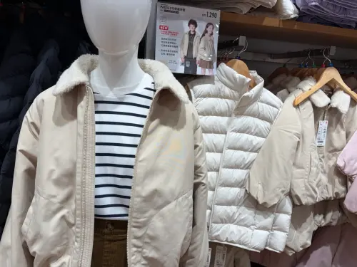 ▲UNIQLO「童裝PADDED布勞森外套」因外型可愛又百搭，最近在Threads突然爆紅。（圖／記者陳雅雲攝）