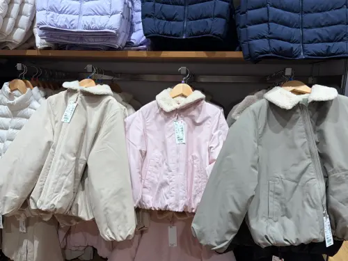 ▲UNIQLO「童裝PADDED布勞森外套」提供黑色、綠色、米白與粉紅色4款，穿起來富有秋日氛圍。（圖／記者陳雅雲攝）