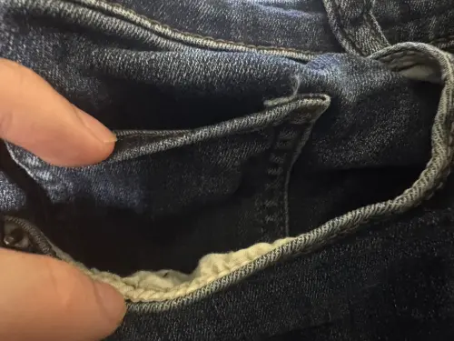▲牛仔褲右側前口袋內側的小口袋，最初是專門用來收納懷錶，因此被稱為「懷錶袋」（Watch Pocket）。（圖／記者潘毅攝）