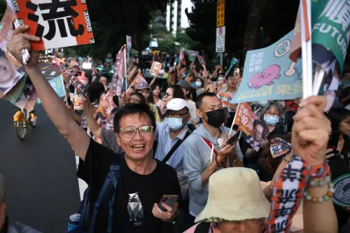 台北大洋流首發太狂！支持者沸騰　5萬人線上看車掃