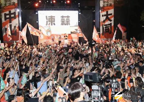 ▲沈伯洋首發車掃後，在台北大龍峒保安宮開講，現場擠滿支持群眾。（圖／記者朱永強攝）