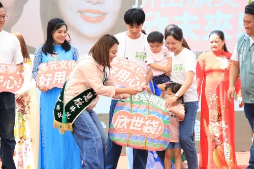 ▲活動中，多名青年代表，將「六心計畫」政見放進「欣世袋」裡，希望林慧欣把地方大小事都放在心上。（圖／高雄市議員候選人林慧欣提供）