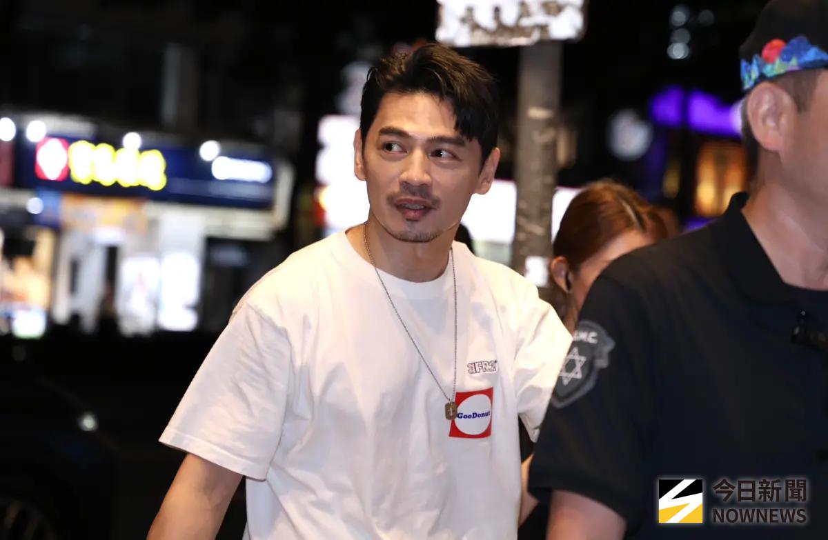 ▲周杰倫下令阿KEN親自外送甜點到金豬食堂，讓BIGBANG享用。（圖／記者朱永強攝）