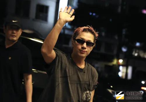 直擊／GD失蹤了！BIGBANG太陽、大聲現身金豬食堂　現場大暴動