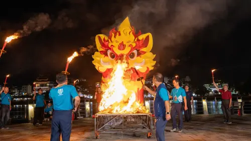 ▲左營萬年季10月11日晚間迎來活動最高潮，進行火獅踩街嘉年華及火獅燒化儀式。（圖／高市府民政局提供）
