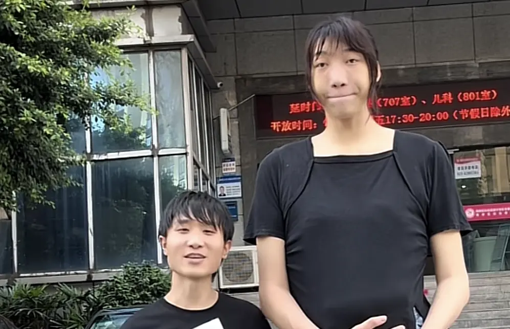 ▲中國網紅梓浩的女友小玥（右）身高220公分，兩人時常在社群分享戀愛日常，沒想到男方突然公開小玥死訊，讓網友相當震驚。（圖／翻攝自抖音）