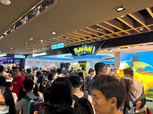 ▲台北寶可夢中心在30週年紀念活動期間，連續2天都擠滿人潮搶購爆炸頭皮卡丘。（圖／記者張志浩攝）