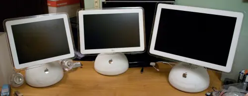 ▲蘋果2002年推出的經典iMac G4，因半球形底座搭配可調整角度的螢幕，外型酷似檯燈，被暱稱為「檯燈電腦」，傳聞中的智慧家庭新品HomeView也將採用類似設計。（圖／翻攝自Wikipedia）