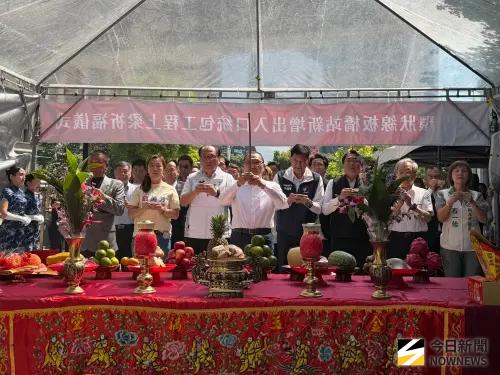 ▲新北環狀線板橋站新增出入口工程今日完成主體結構上梁並舉辦祭拜祈福儀式，由市長侯友宜主持。（圖／記者李青縈攝）