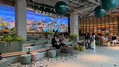 ▲中午用餐時間，星巴克典藏Dream Plaza台北門市人潮偏少。（圖／記者蕭涵云攝）