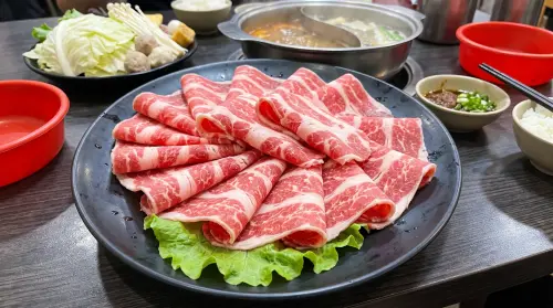 火鍋肉盤「底部生菜」能吃嗎？他見朋友煮愣爆　錢都解答：當加菜