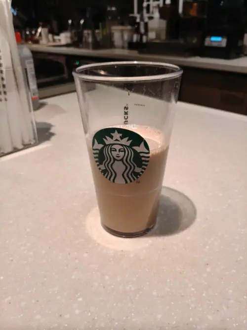 ▲一名資深顧客分享星巴克特大杯冰拿鐵去冰後僅剩半杯的照片，引發網友熱議。（圖／翻攝自Threads@orion_huang1227）