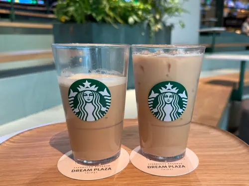 ▲記者實際到星巴克點兩杯大杯那堤實測，一杯點標準配方的、一杯則是點去冰，結果兩杯放在一起對比水平視線看的話，去冰沒有補滿的那堤剩下大約2/3容量。（圖／記者蕭涵云攝）