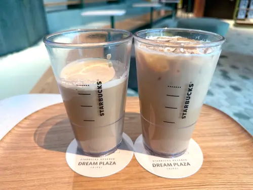 ▲從飲料杯後刻度來看，去冰容量僅達第一條實線。（圖／記者蕭涵云攝）