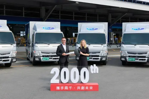▲FUSO Taiwan與新竹物流攜手迎接第 2,000 台車輛里程碑，MFTBC 總裁暨執行長 Franziska Cusumano（右），新竹物流總經理李鈺祥（左）。（圖／品牌提供）