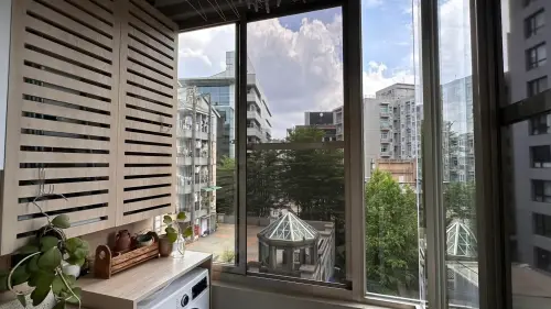 ▲特力屋特優絲防霾紗網兼顧通風、採光、阻隔與防潑水，下雨或潮濕天氣也更好整理。（圖／翻攝畫面）