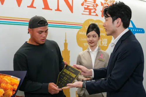 李灝宇今光榮返台　星宇航空撐腰、贈「本壘板」紀念單季10轟
