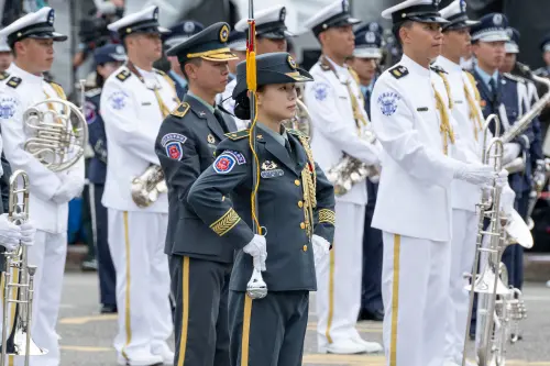 The Ministry of National Defense Joint Band and the armed forces honor guard celebrate National Day, with the honor guard forming a “Victory Double Ten” formation. (Office of the President)
