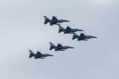 The ROC Air Force sent five F-16V fighter jets in formation over the Presidential Office Building on the morning of Oct. 10 to take part in the National Day aerial parade. (Office of the President)