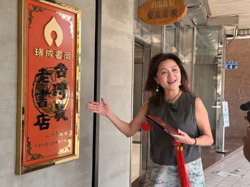 ▲董事長翁羿琦化身「自由女神」，親自帶著鏡頭走訪台中最老書店─瑞成書局，（圖／商圈提供）