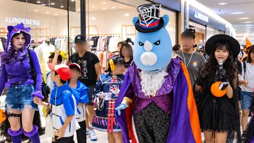 ▲義大萬聖大遊行吉祥物大義將與民眾合照互動，帶領變裝隊伍行經多個區域，全程總長1,300公尺。（圖／義大世界提供）