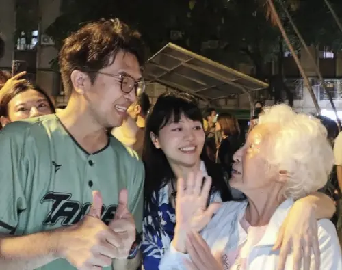 沈伯洋最強幫手是她！高嘉瑜拜票模樣曝光　在地人愣爆：陸戰之神