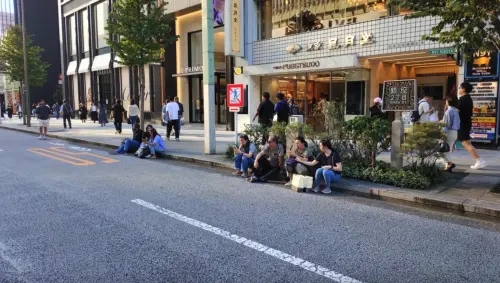 ▲銀座變「席地街」？　外國遊客路邊盤腿坐、脫鞋滑手機（圖／截自Ｘ）