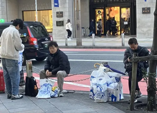 ▲銀座變「席地街」？　外國遊客路邊盤腿坐、脫鞋滑手機（圖／截自Ｘ）