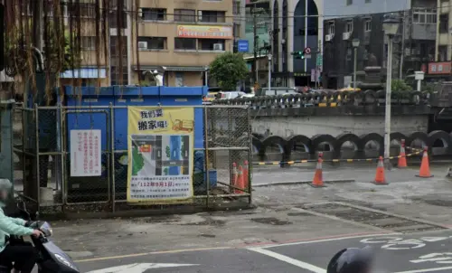 ▲法官調查發現，該處是國有道路用地，並連接車道與人行道，仍屬供公眾通行的道路。（圖／翻攝自Google Maps）