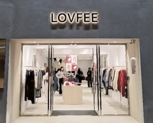 ▲知名平價女裝品牌LOVFEE由廖承傑創立，如今官方證實停業結束營運。（圖／LOVFEE官方臉書）