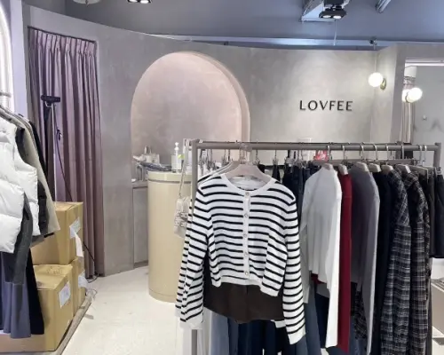 ▲廖承傑把LOVFEE進軍到台北信義區新光三越A11開出首間實體門市，整合了網路行銷跟實體通路零售市場，隨後也開始在全台開設實體據點，如今熄燈收場。（圖/Google評價）