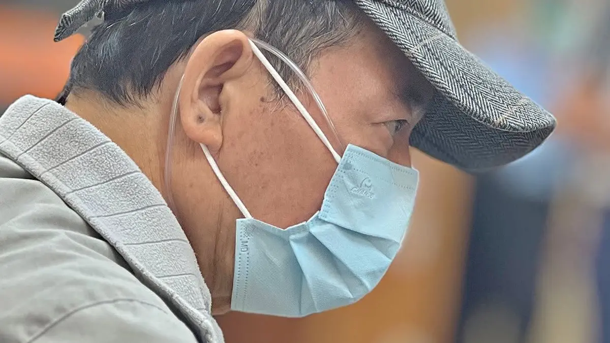▲錦德曬出廖峻側臉照，寫下「被這位老爺的側臉帥到」，照片可見廖峻戴著帽子與口罩，身上可見透明管線。（圖／翻攝自錦德臉書）