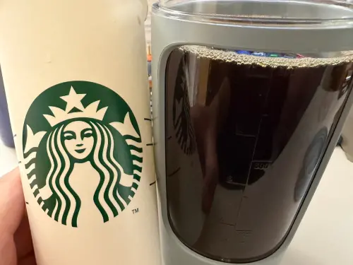 ▲記者實測點了特大杯美式咖啡少冰不補滿，最終只拿到500ml的美式咖啡，跟官網宣稱的591ml出現落差。（圖/記者張嘉哲攝）