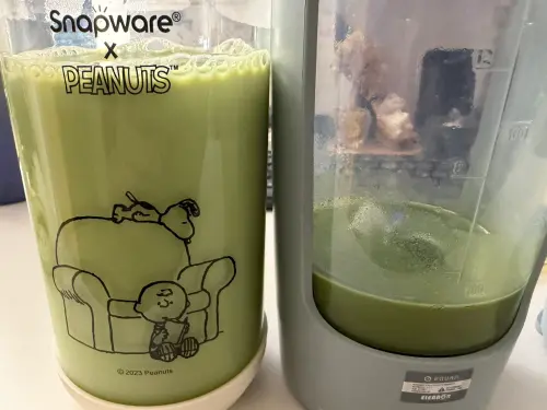 ▲記者實測點了另一杯熱的抹茶那堤，結果拿到滿杯的飲品，兩邊容量加總跟官網公布的相差不遠，那麼去冰為何補滿還要加錢？讓人匪夷所思。（圖/記者張嘉哲攝）