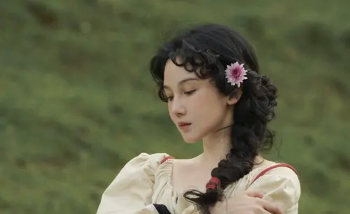 ▲陳小紜靠整骨變成小V臉。（圖／翻攝自微博）
